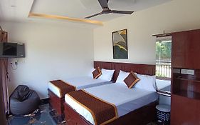 Glasshouse Retreat By The Jungle Stay Groups